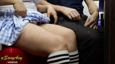 Ung skolejente rykker til klassekameraten på lekser-xsanyAny