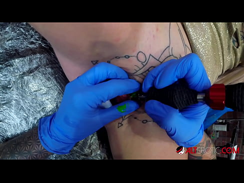 ❤️ Ekstremt tatovert hottie Sully Savage tok en tatovering på klitoris ❤❌ Sex ved no.taxiklass.ru